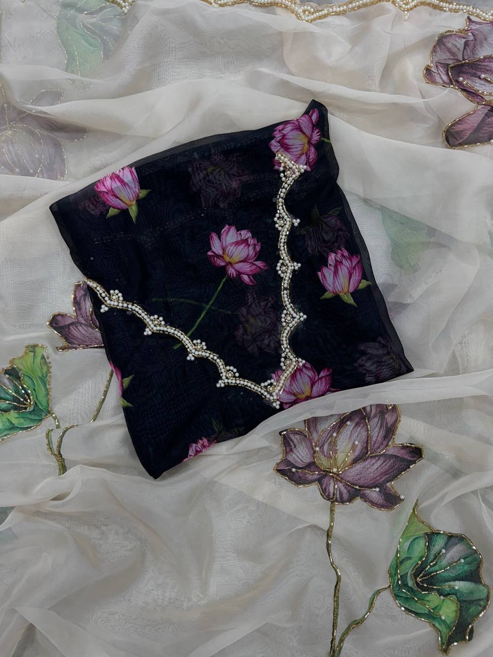 Women's Exquisite Lavender & White Organza Saree with Hand-Painted Lotus Floral Motifs & Gold Embellished Border – Complete with Matching Printed Blouse for Festive & Special Occasions - Image 9